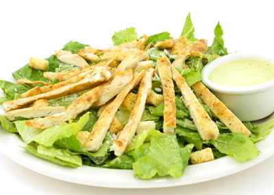 ensalada caesar con pollo