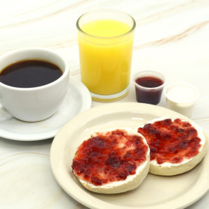 English Muffin con queso crema y mermelada de fresas
