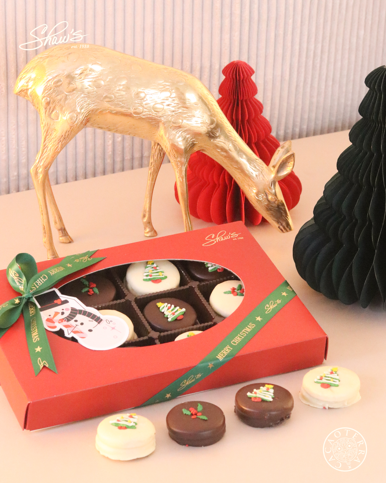 Alfajores con chocolate y galletas navideñas